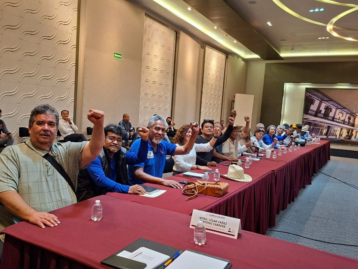 Este proyecto fue entregado a los representantes de la Coordinadora Nacional de Trabajadores de la Educación (CNTE), durante la reunión realizada la mañana de este jueves, con el fin de alcanzar acuerdos y terminar la huelga que mantienen. Foto CNTE