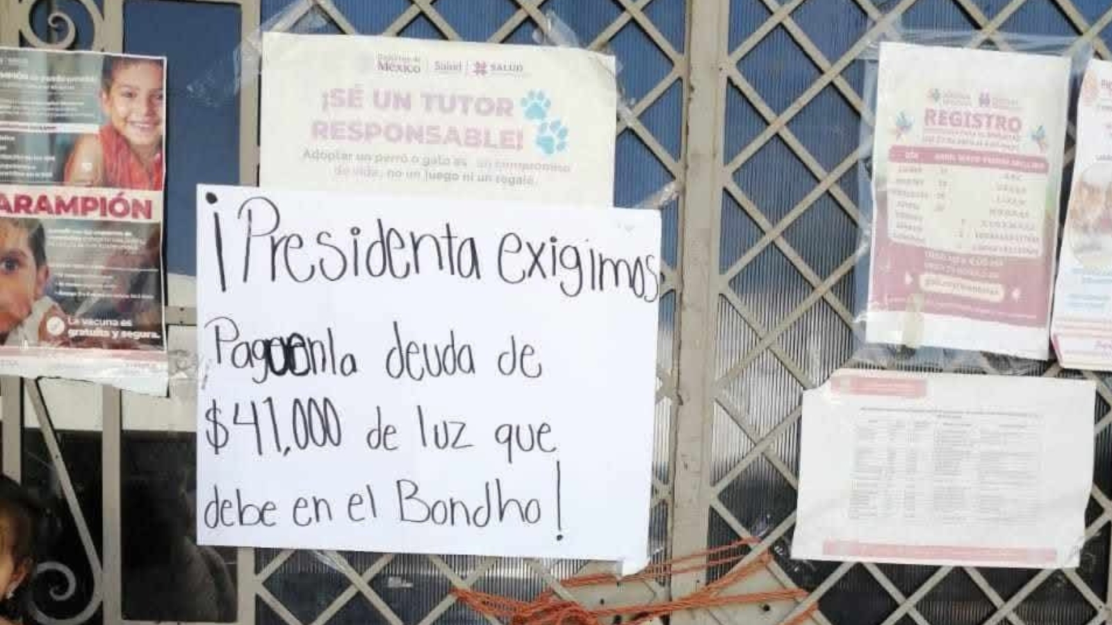 Vecinos protestan frente a la Presidencia Municipal