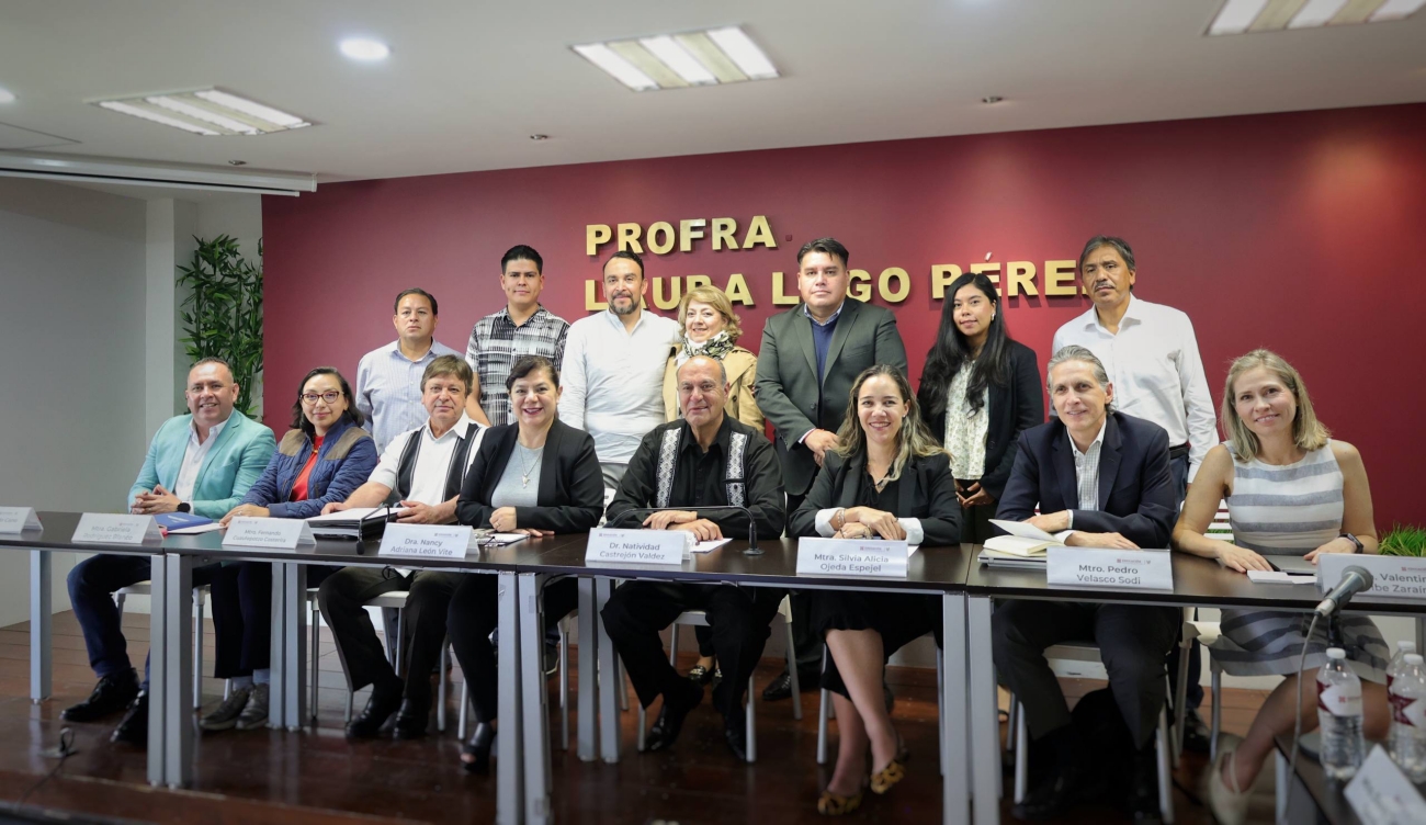 Autoridades del Instituto Hidalguense de Educación y representantes de la UNESCO y fundaciones en mesa de trabajo por la alfabetización