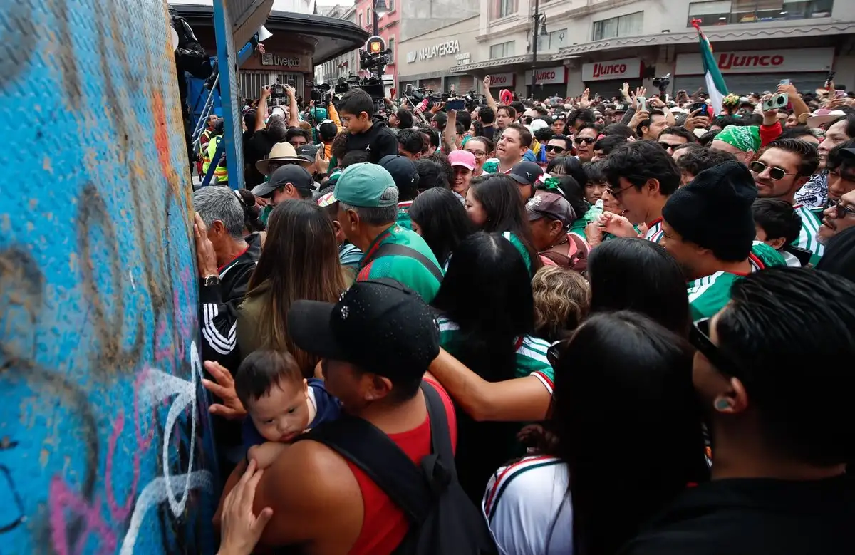 Aglomeración en el Fan Fest del Zócalo provoca larga espera en CDMX