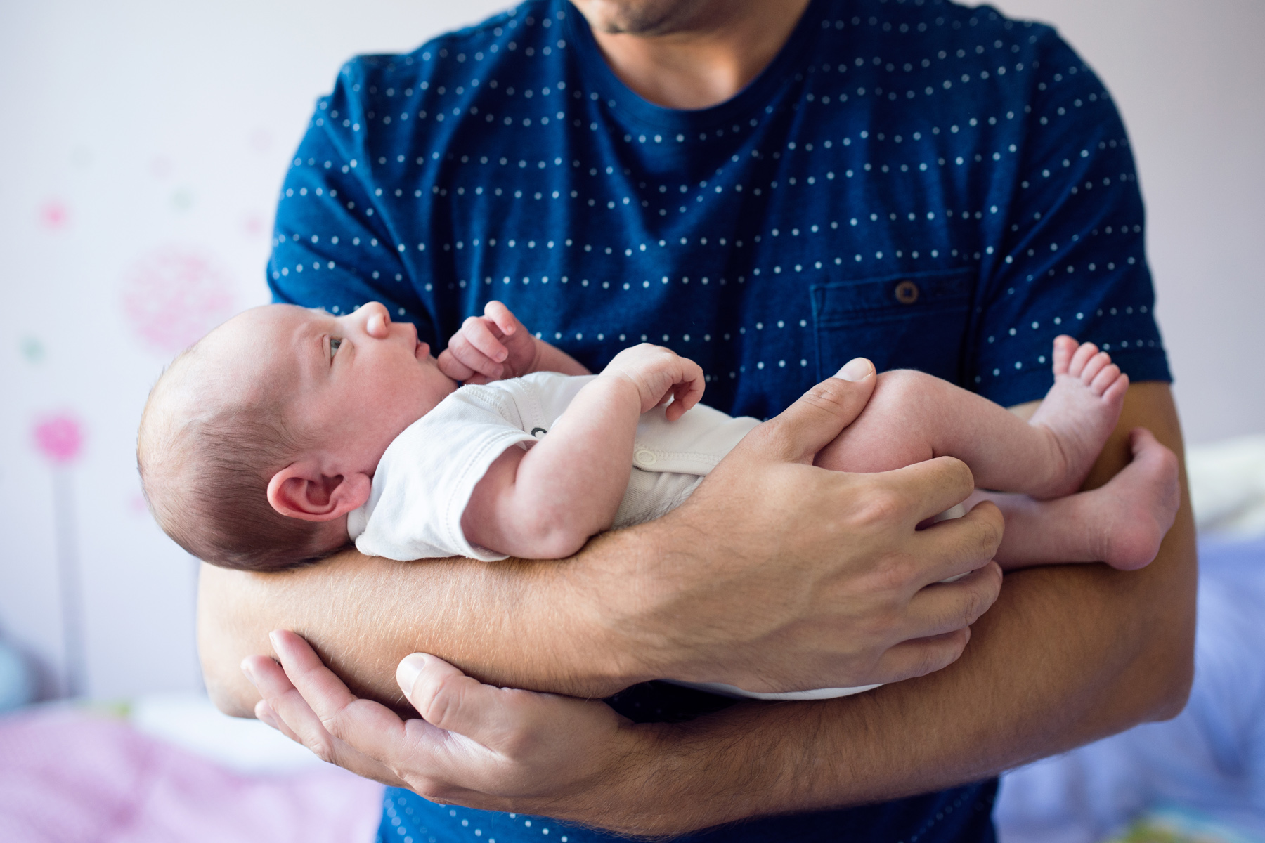 Una iniciativa busca ampliar hasta 12 semanas la licencia de paternidad para servidores públicos. El debate ya comenzó en Pachuca.