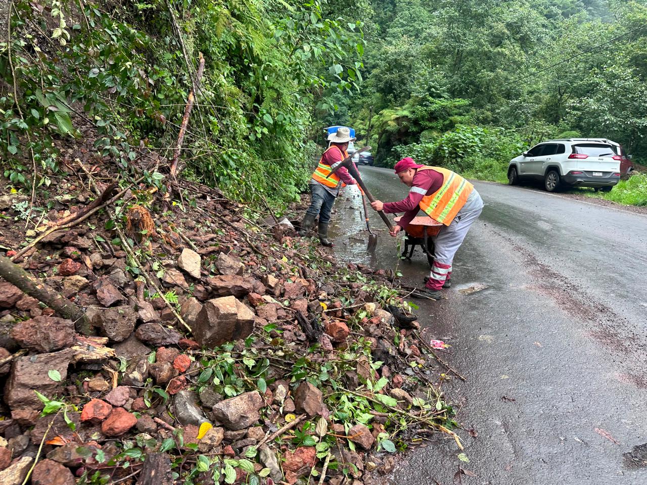 retira derrumbes sobre una carretera afectada