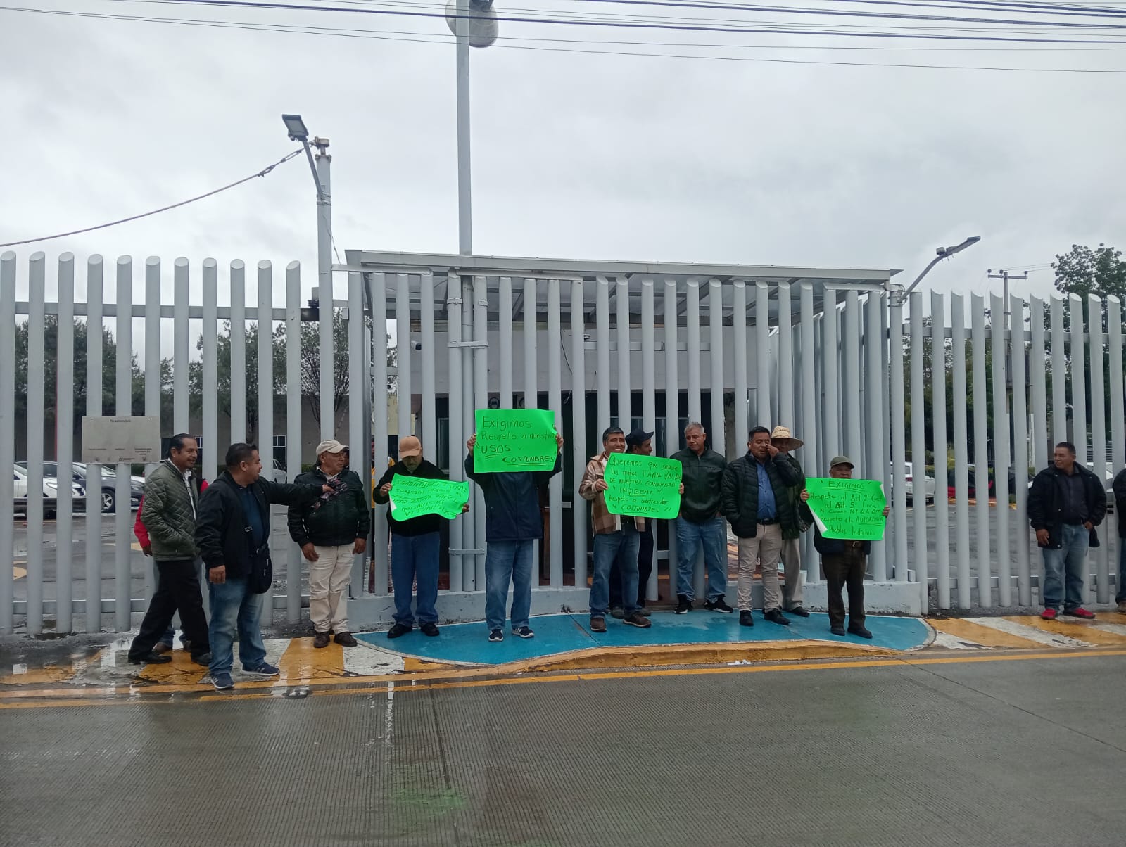 Protesta indígena llega al Congreso de Hidalgo: bloquean acceso