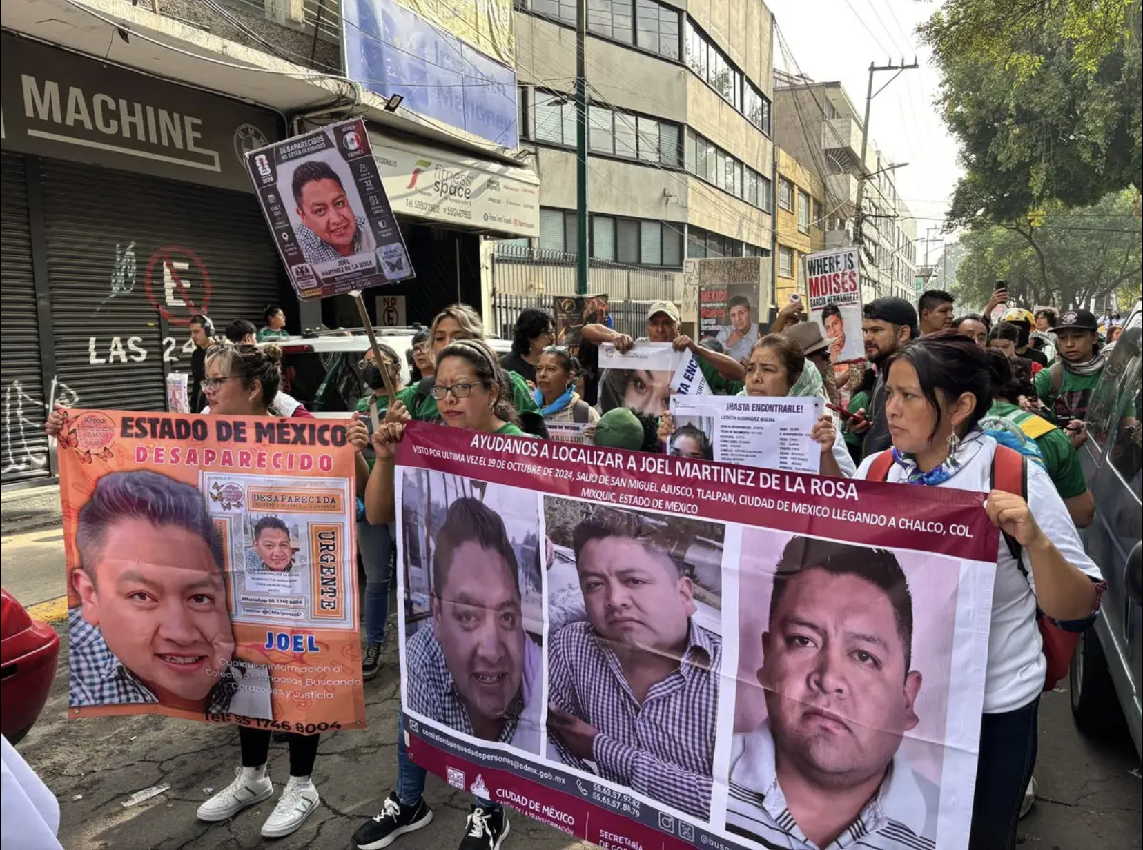 Madres buscadoras marchan rumbo al estadio durante inauguración del Mundial 2026