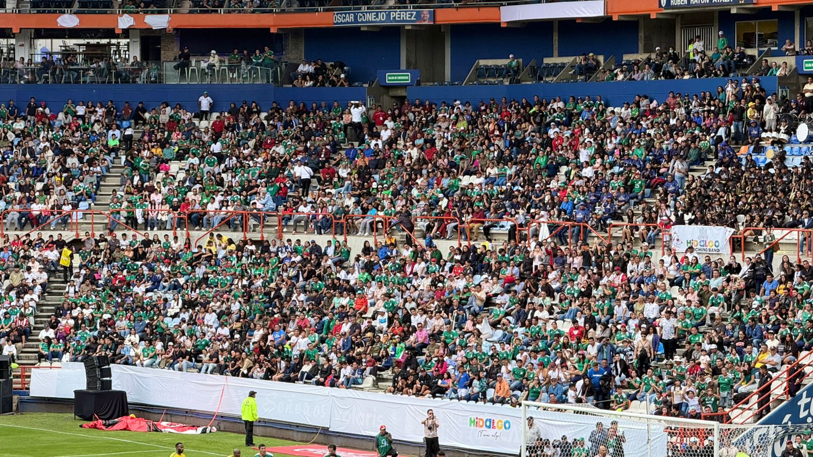 Leyendas de México y Sudáfrica disputan partido en el Estadio Hidalgo.
