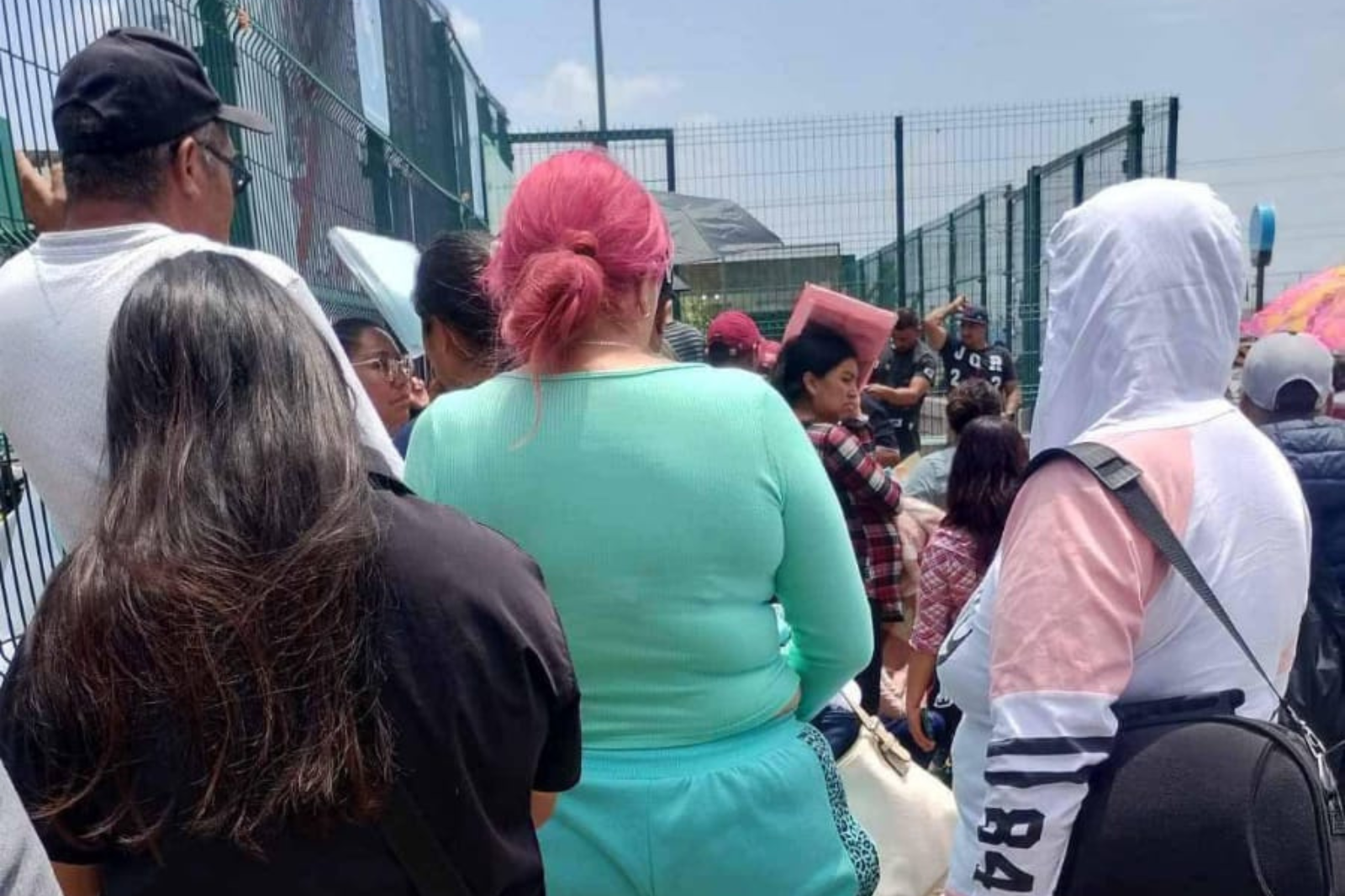 Adultos mayores, embarazadas y niños permanecen horas a la intemperie mientras esperan atención médica en Tizayuca.