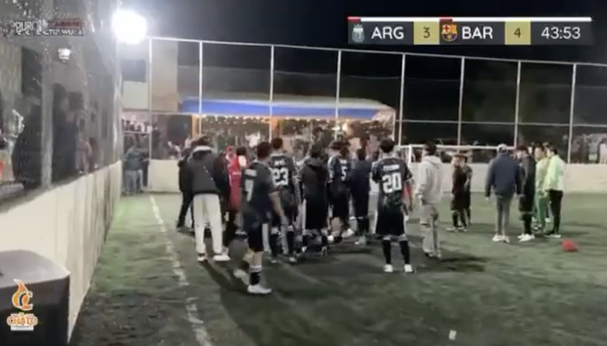 El silbatazo final fue solo el comienzo. Jugadores y porras protagonizaron una riña que obligó a suspender la premiación frente a familias y niños.