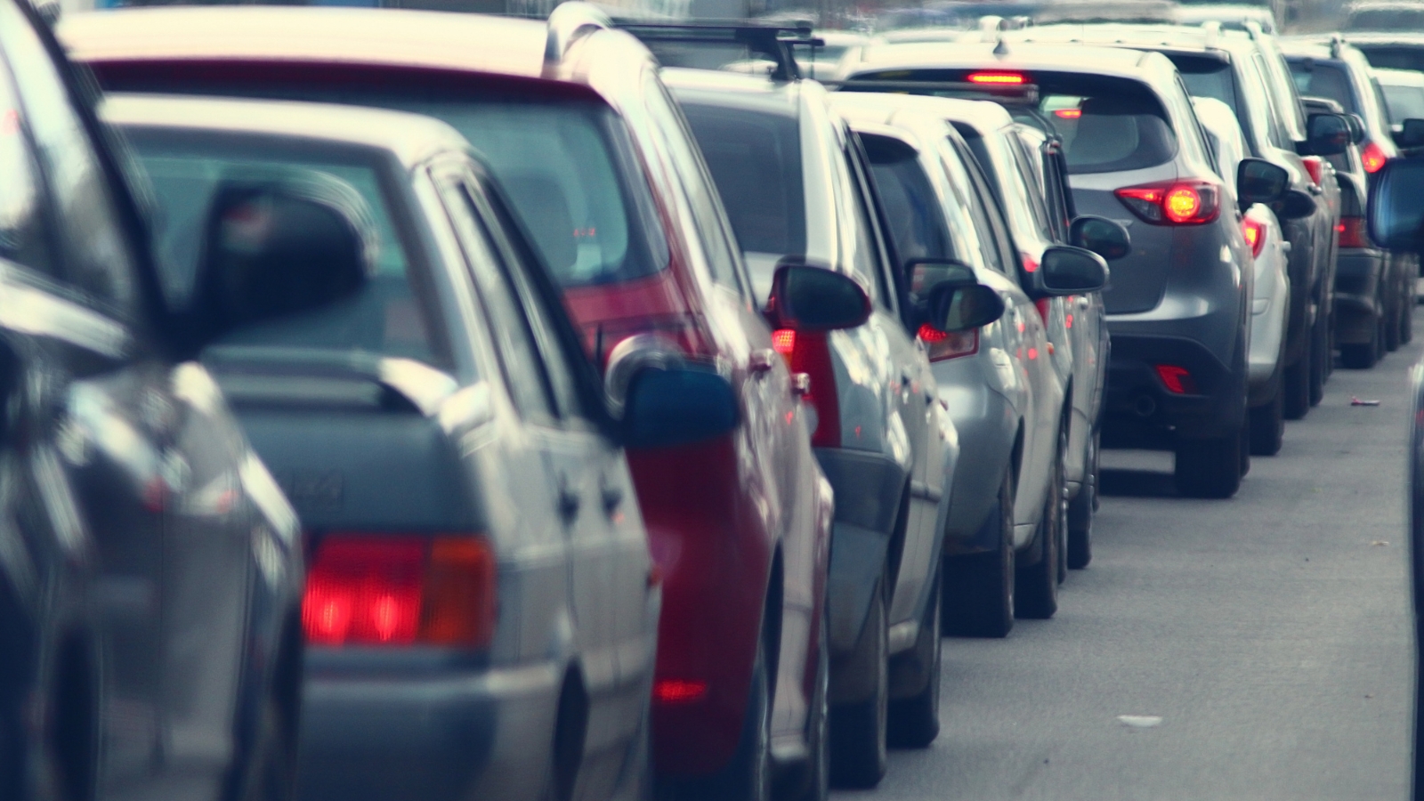 Automóviles circulan con tránsito lento