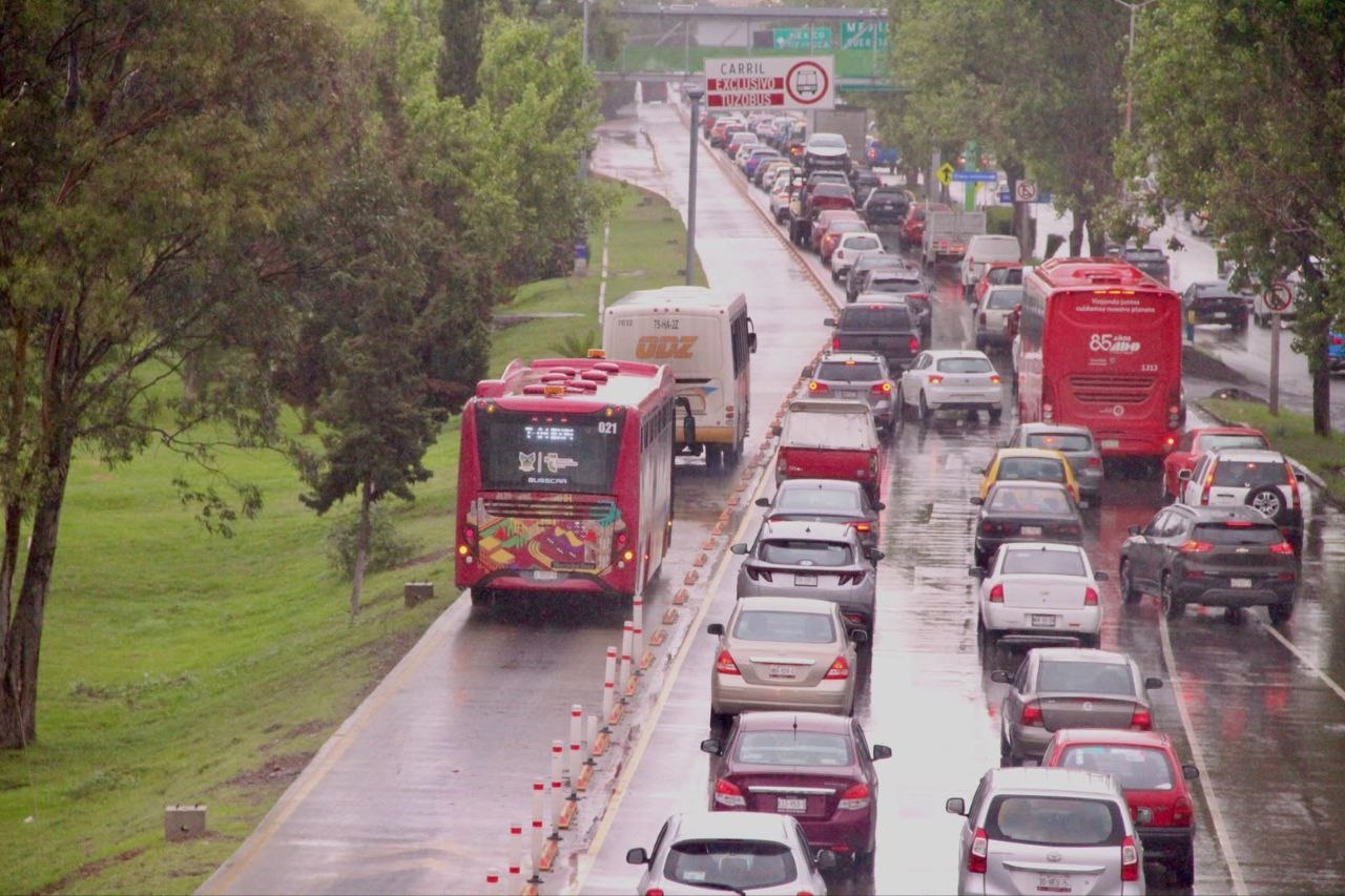 Unidad del Tuzobús circula por el carril exclusivo