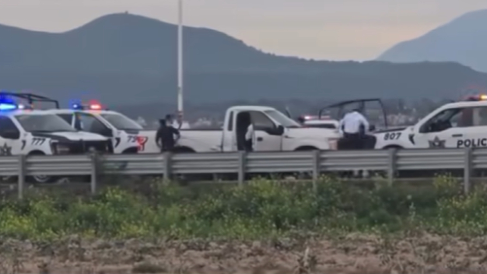Policías estatales aseguran vehículos relacionados con presuntos montachoques