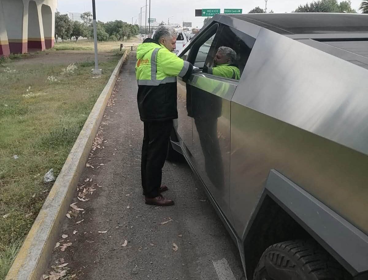 Cybertruck de Tesla es amonestada por invadir el carril exclusivo del Tuzobús en Pachuca