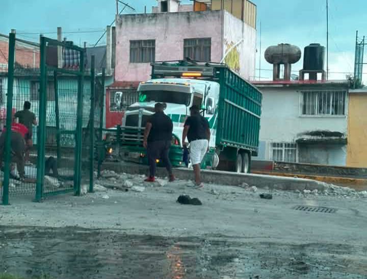 Camión de carga involucrado en un atropellamiento en Mineral de la Reforma.