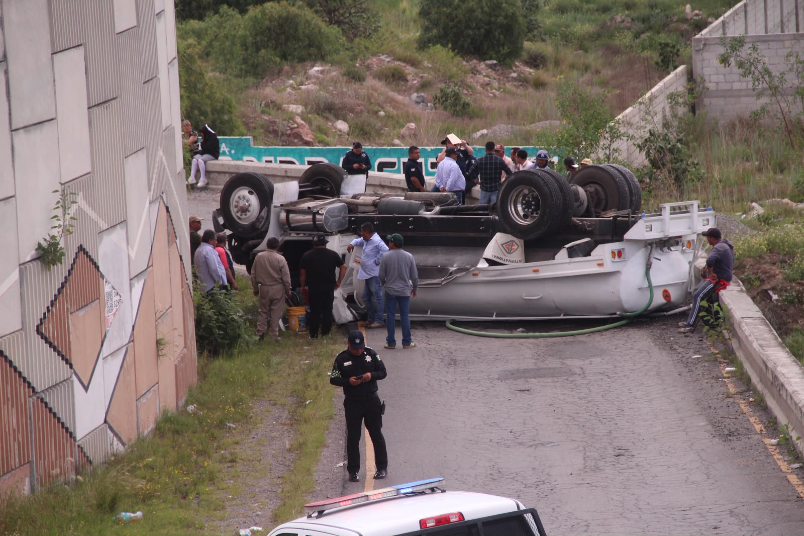 Pipa de agua volcada sobre puente en San Agustín Tlaxiaca.
