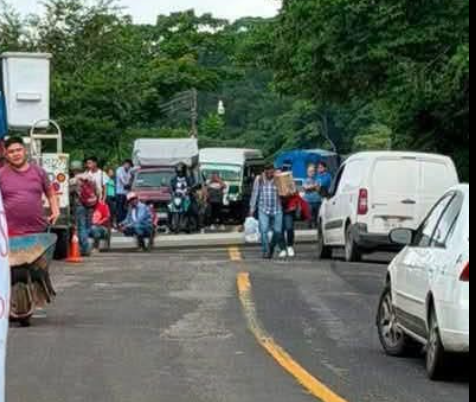 Bloqueo en Tlanchinol por falta de energía eléctrica