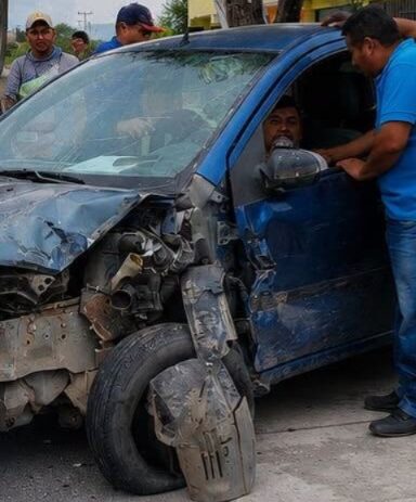 Conductor presuntamente ebrio choca contra camión en carretera de Hidalgo y termina lesionado