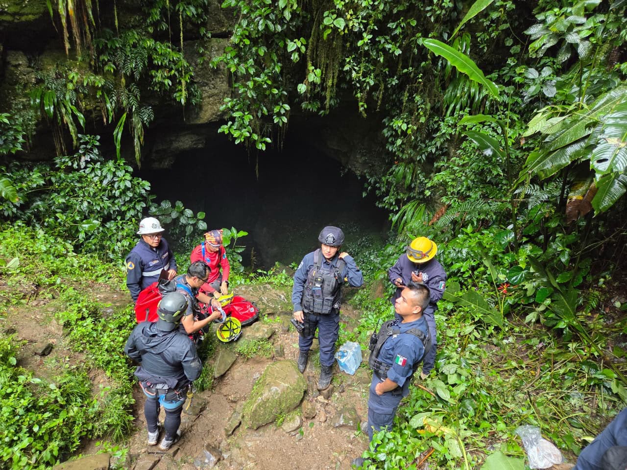 Continúa búsqueda de familia atrapada en la Gruta Chichicazapan