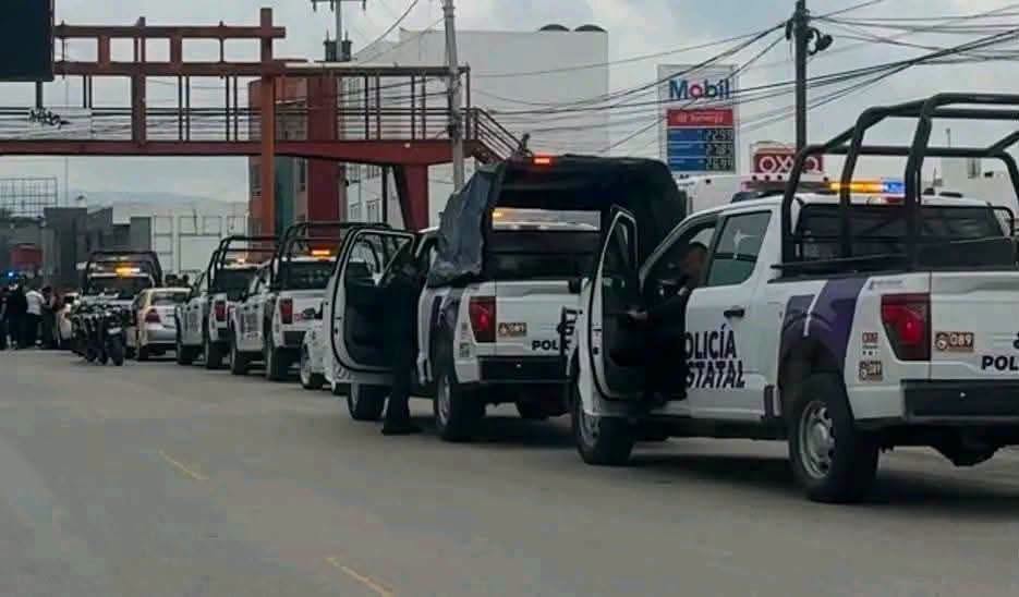 Dos taxis son enviados al corralón tras riña entre operadores en Pachuca
