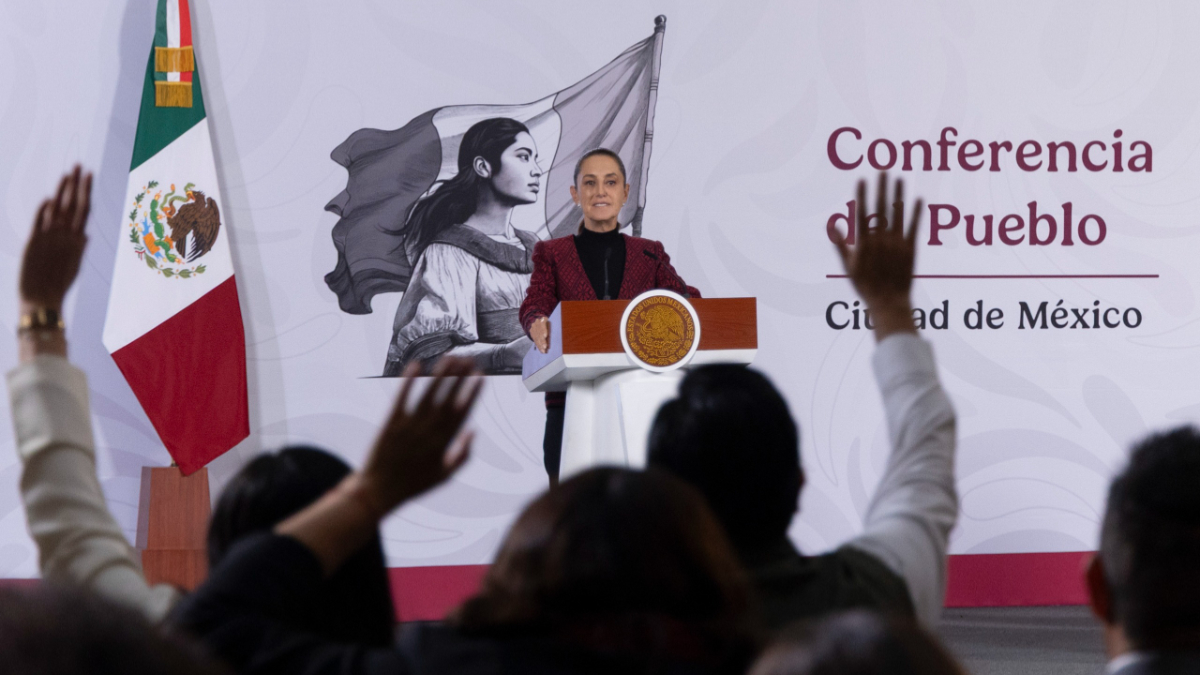 Sheinbaum informó que sostuvo conversaciones con Trump y Carney sobre las negociaciones del T-MEC durante la final del Mundial 2026 y confirmó que este lunes continúan los diálogos comerciales.