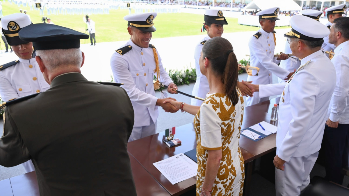 La generación 2022-2026 de la Heroica Escuela Naval Militar recibió sus grados como nuevos oficiales de la Secretaría de Marina.