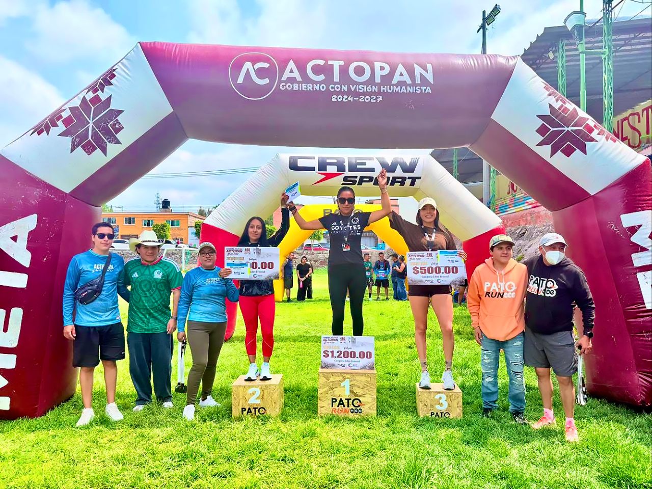 Corredores participan en la carrera "Actopan y sus Raíces" en Actopan.