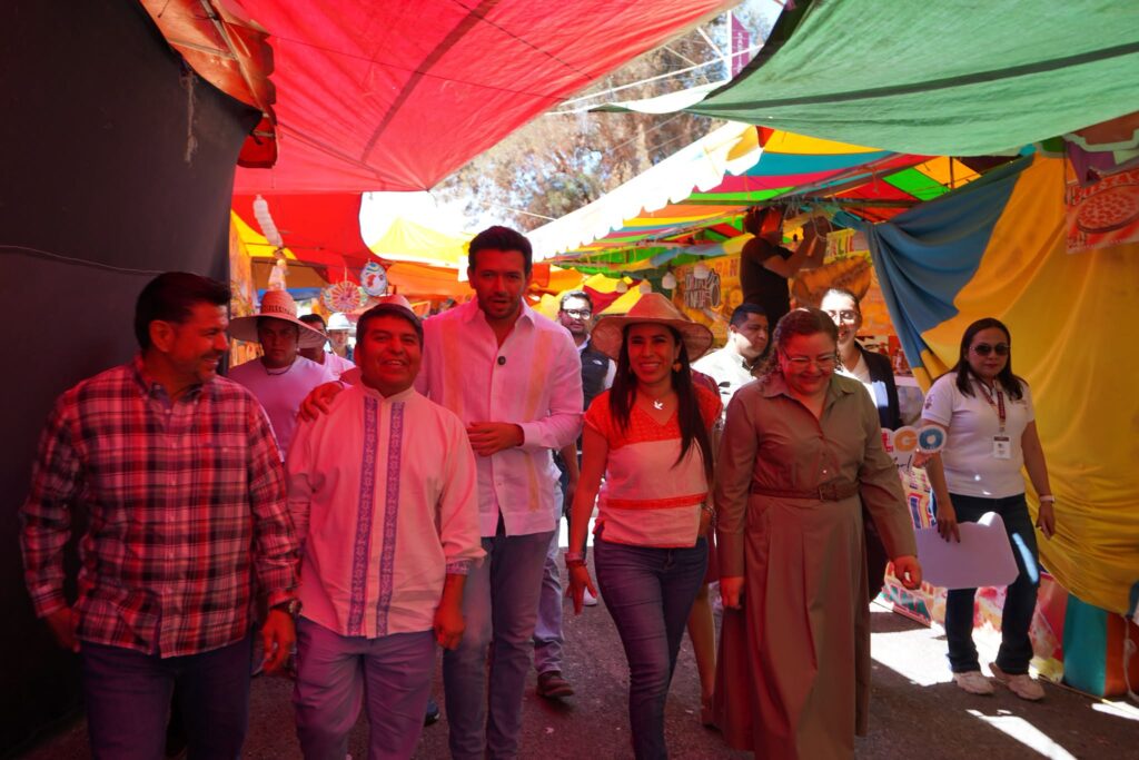 Miguel Tello y Simey Olvera en Segundo Festival de la Barbacoa en el Valle del Mezquital