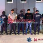 Armas, chalecos balísticos y vehículos asegurados durante un operativo en Huichapan.