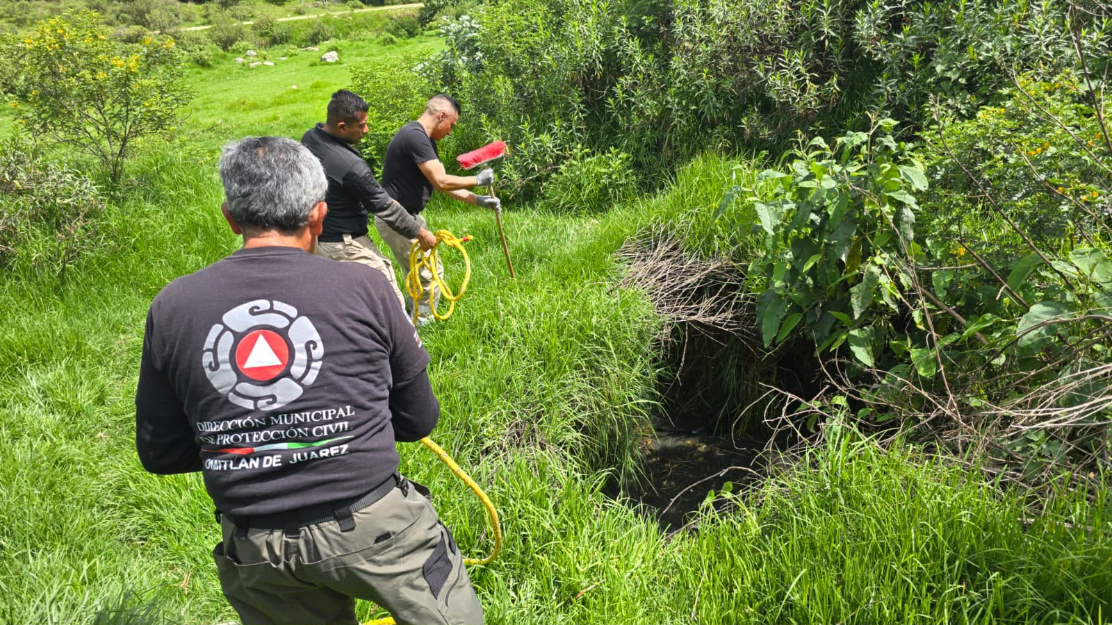 Vecinos pidieron ayuda y el rescate terminó con un final feliz. Así salvaron a un perro atrapado en Omitlán.