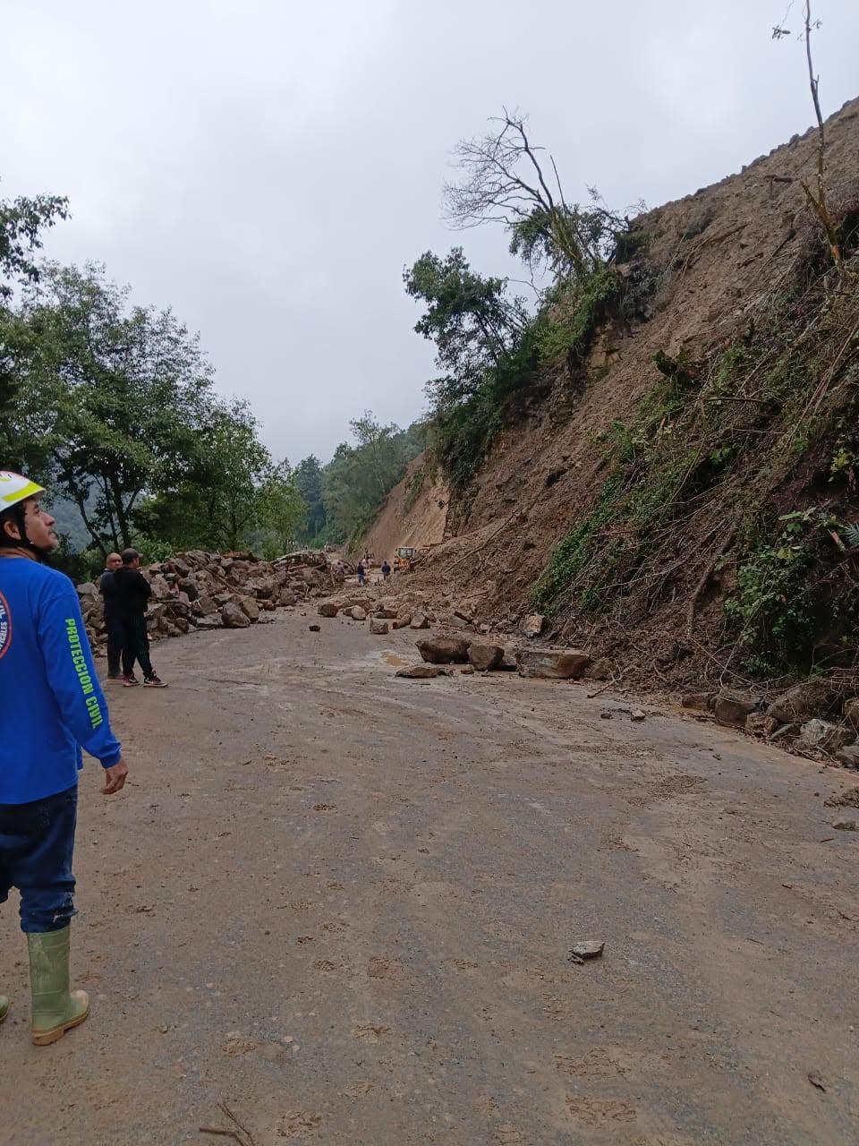 El mal clima mantiene en alerta a una vialidad de la región Otomí-Tepehua. Te contamos qué ocurre y qué recomendaciones emitieron las autoridades.