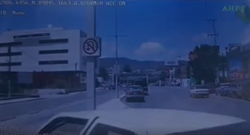 Vehículo particular provocó choque con unidad del Tuzobús en Pachuca