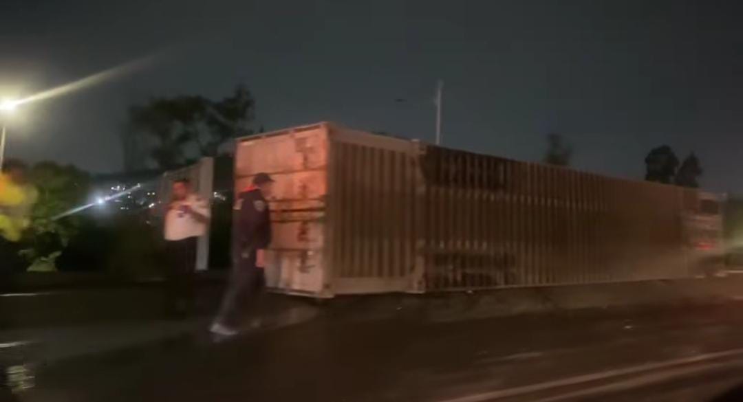 Tráiler pierde su contenedor en la México-Pachuca