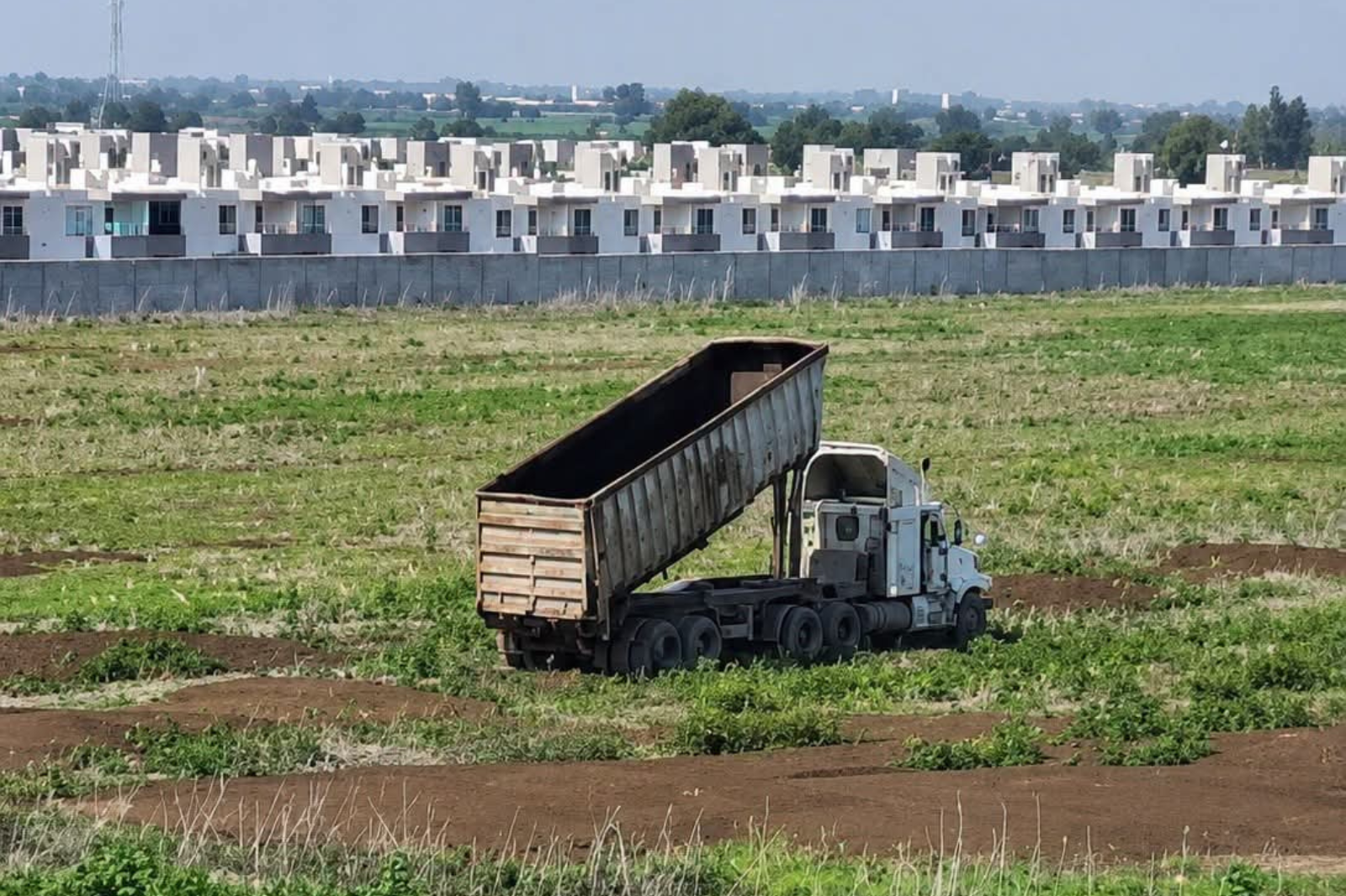 Abono orgánico genera conflicto entre productores y vecinos en Tizayuca
