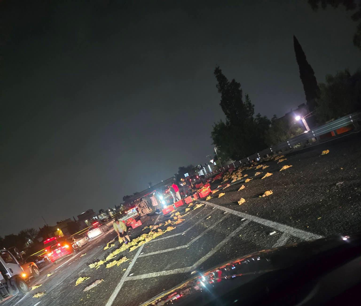 Carga regada, dos lesionados y tráfico por varios minutos dejó una volcadura en la autopista México-Pachuca.