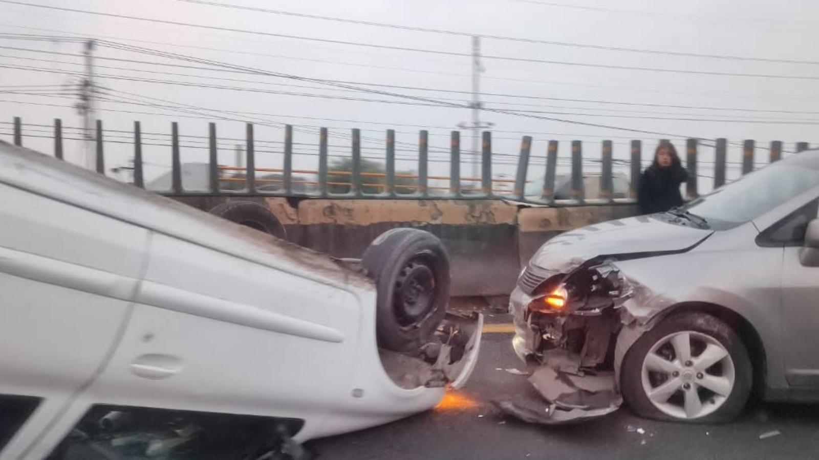 Carambola con tráiler y auto volcado en la autopista México-Pachuca.