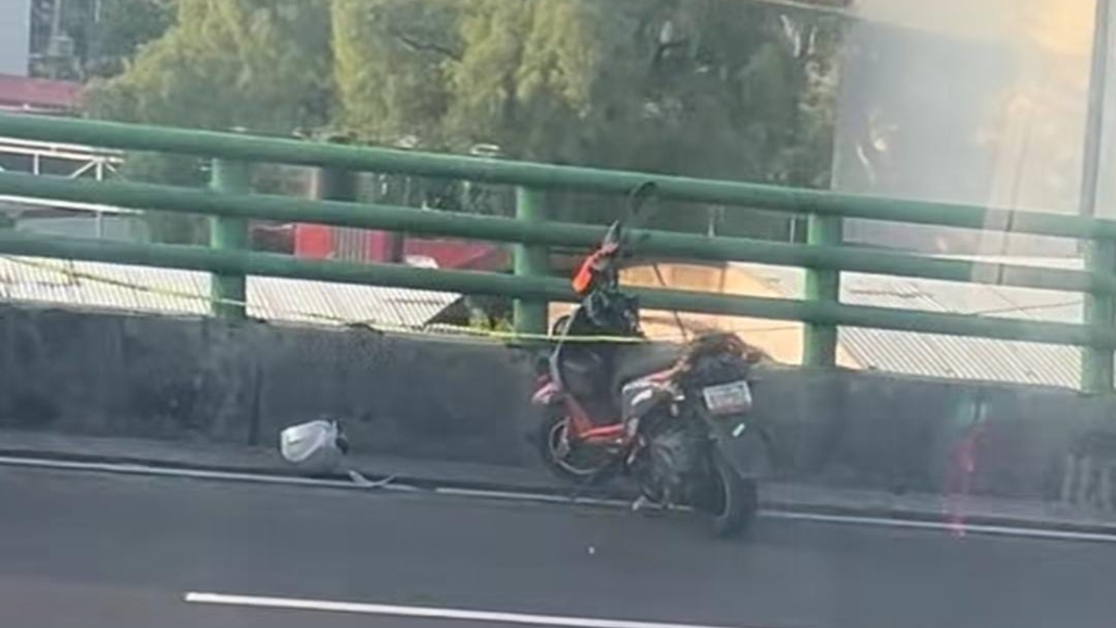 Accidente de motocicleta sobre la autopista México-Pachuca.