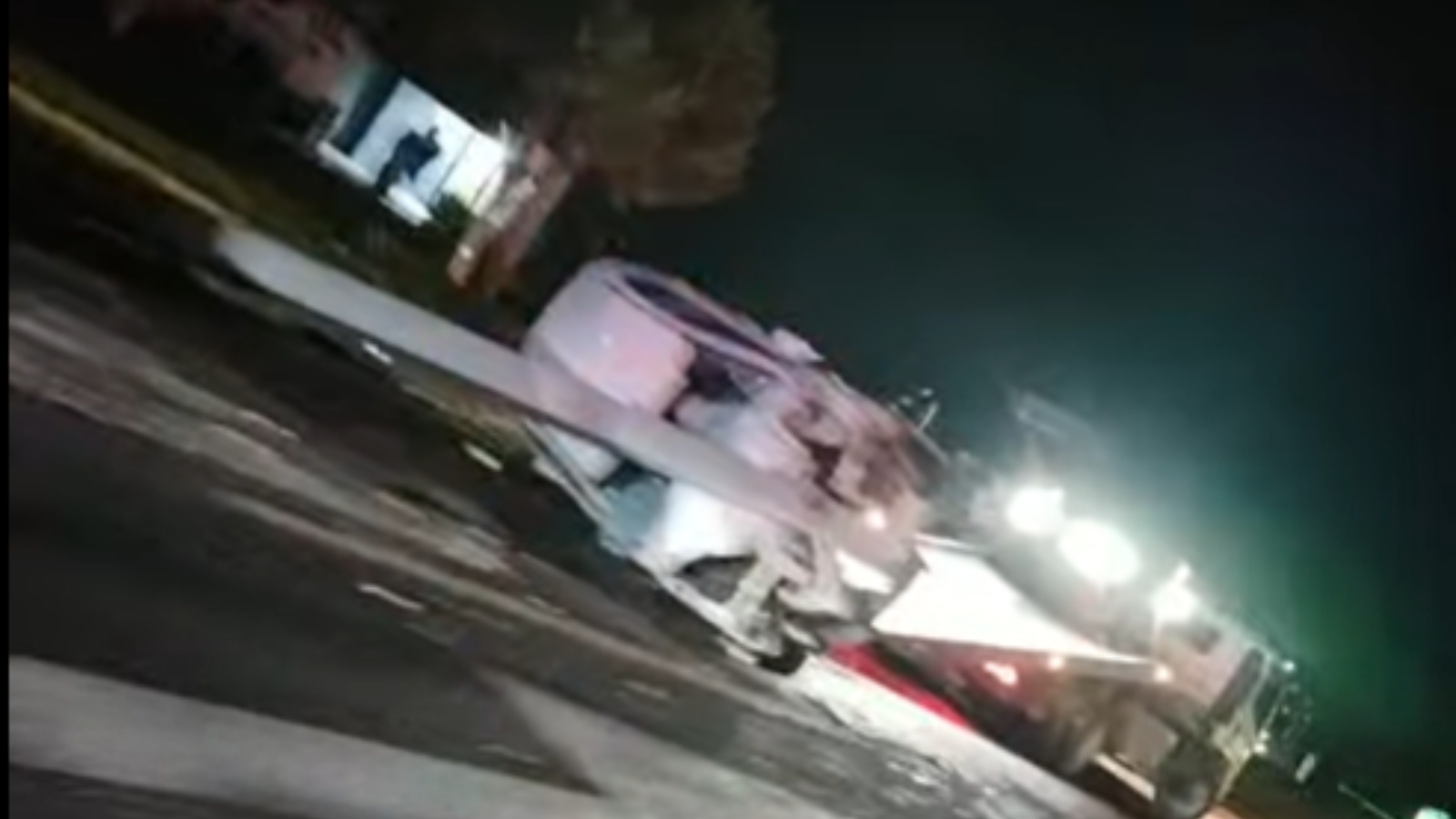 Chevrolet Aveo destruido tras chocar en la carretera Pachuca-Actopan.