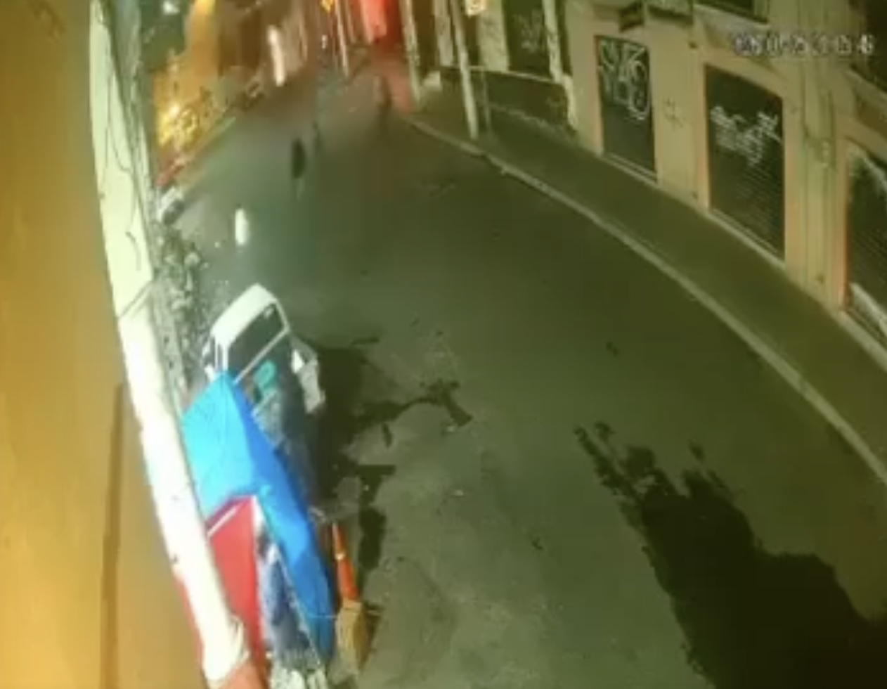 El asalto quedó captado en video. Comerciantes alertan por la inseguridad en los alrededores de La Fayuca y piden mayor vigilancia.