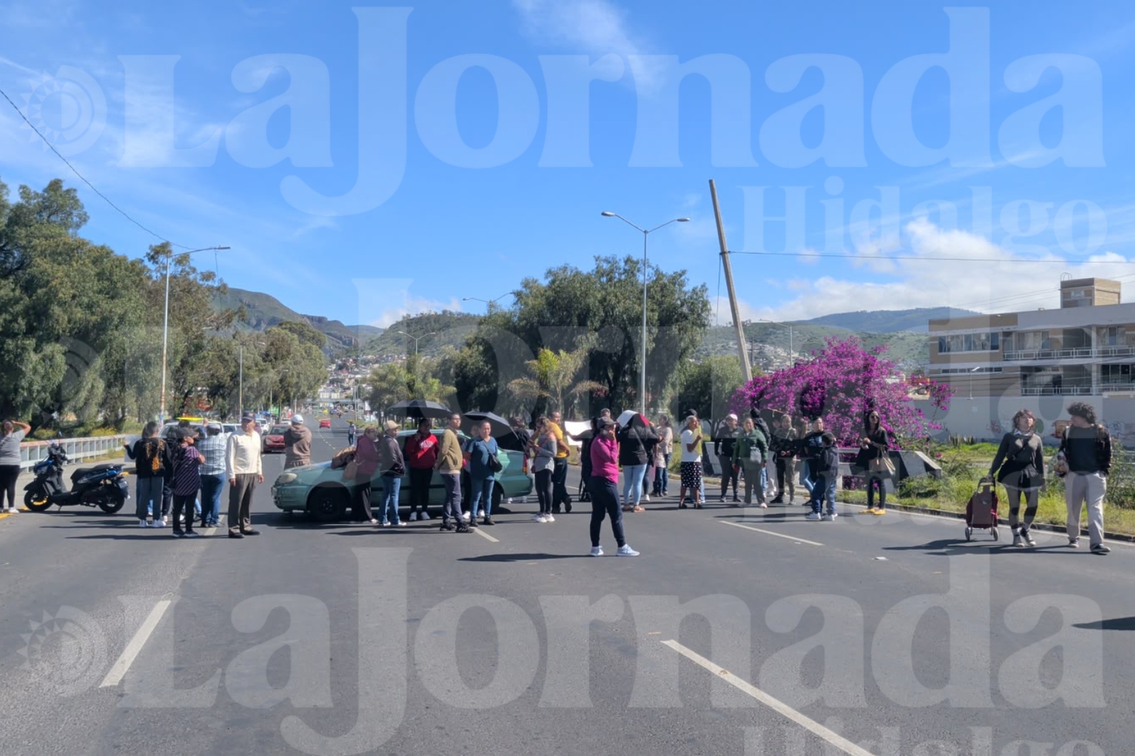 Padres de familia bloquean la carretera Pachuca-Tulancingo durante una protesta.