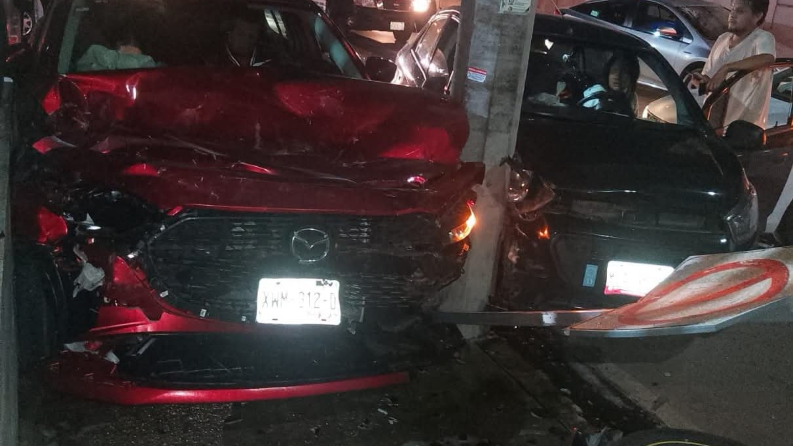 Accidente vehicular frente al Hospital Regional 200 en la carretera México-Pachuca.
