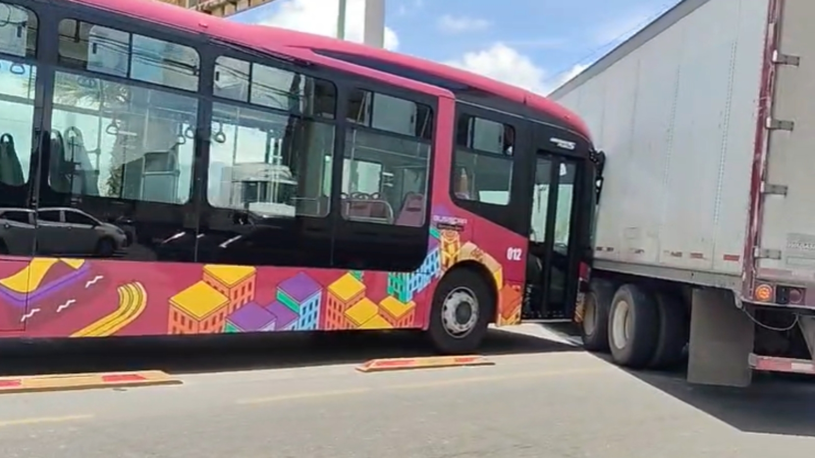Tráiler invade carril exclusivo y choca con unidad del Transporte Metropolitano en Pachuca.