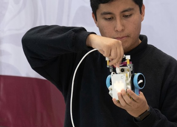 Estudiantes participan en la Clase Masiva de Robótica desde la UAEH.