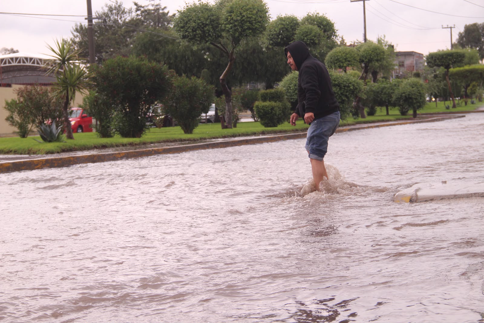 Lluvia intensa sobre una vialidad en Hidalgo.