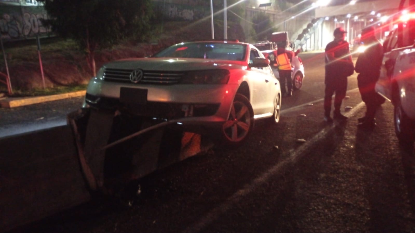 Automóvil chocado sobre la autopista México-Pachuca tras un accidente.