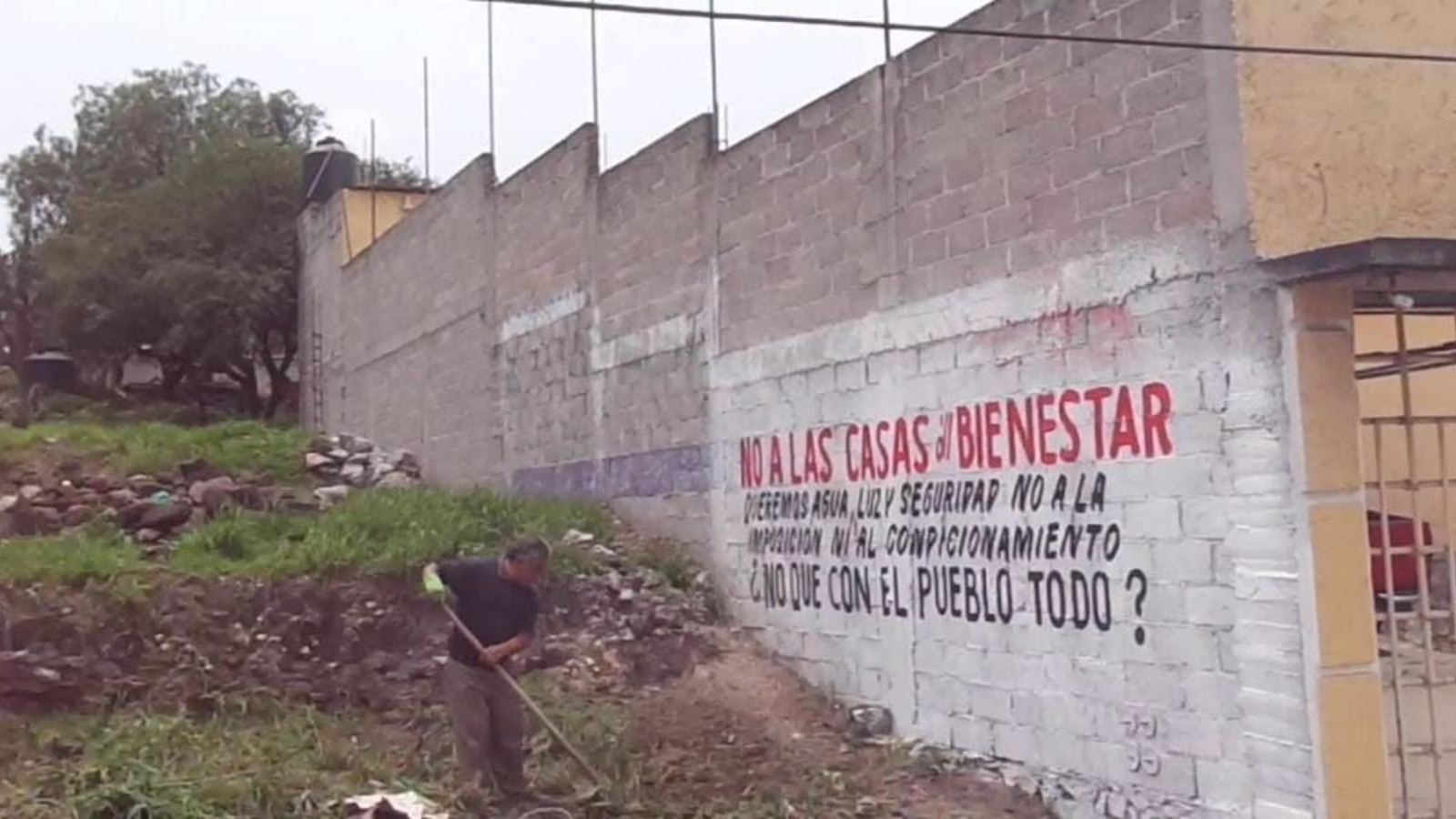 Pintas de protesta contra el proyecto Casas del Bienestar en La Cañada