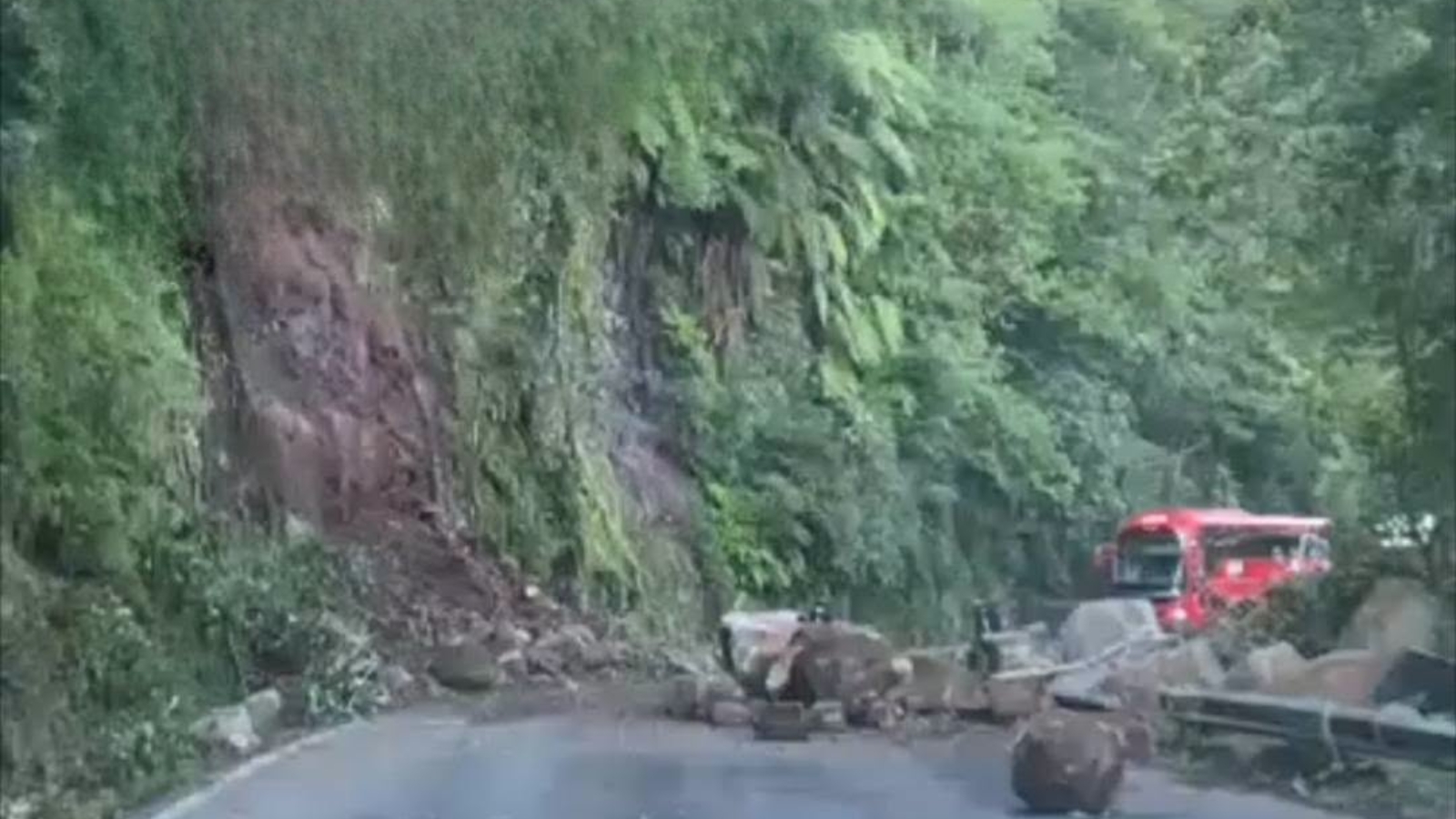 Derrumbe en Tlanchinol bloquea parcialmente la carretera México-Tampico