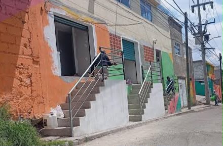 Pachuca advierte demolición de escaleras que bloquearon banqueta en Cubitos