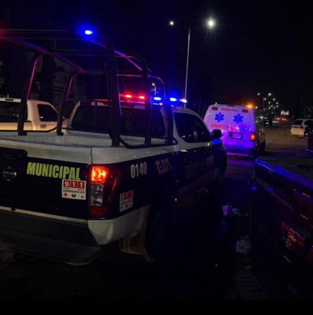 Elementos de emergencia atienden un accidente entre motocicletas en Tizayuca.