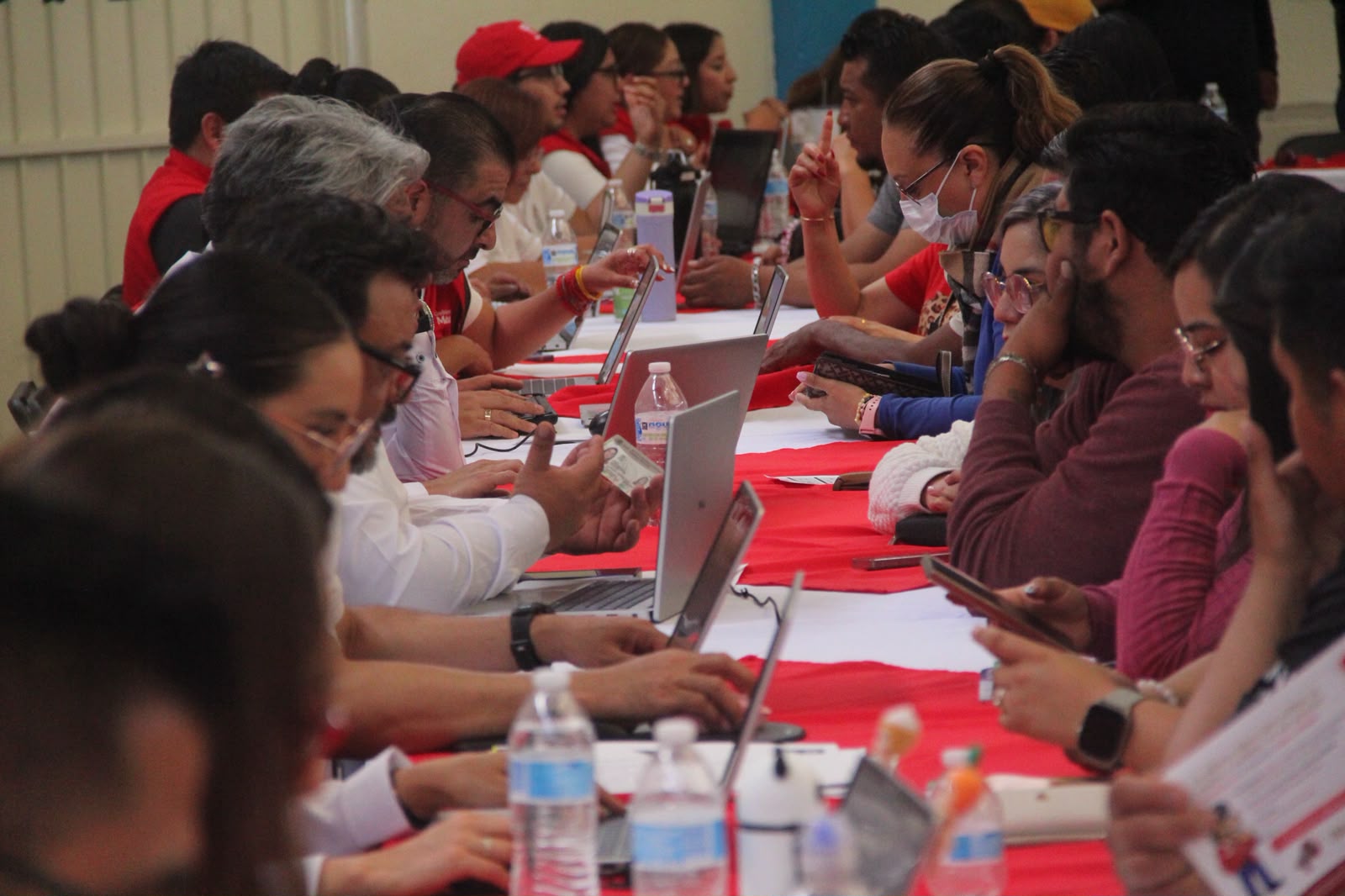 Personas reciben atención durante una Mega Feria de Servicios del Infonavit.