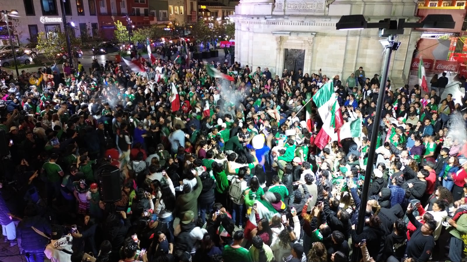 Una joven tuvo que ser atendida por paramédicos durante los festejos en Pachuca.