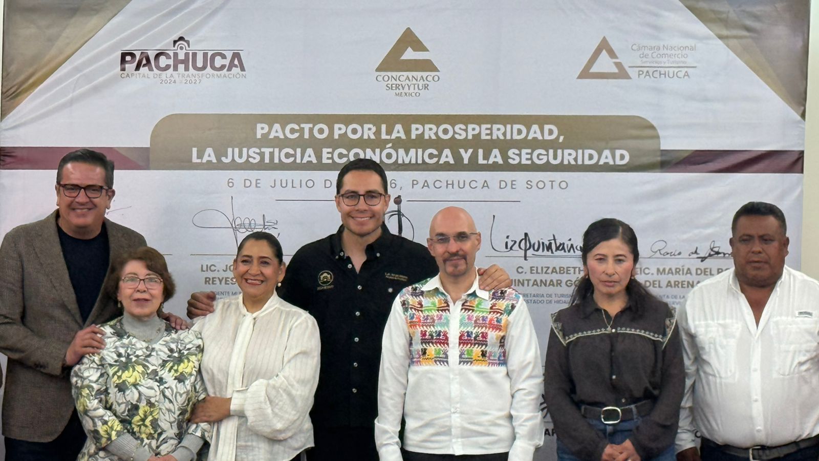 Autoridades de Pachuca y Concanaco durante la firma del Pacto por la Prosperidad.