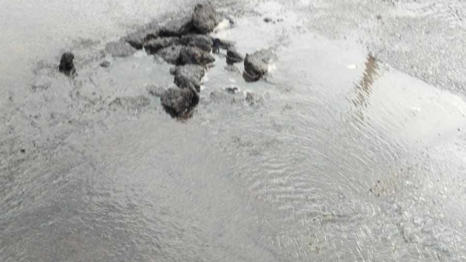 Fuga de agua en la comunidad El Cid mantiene sin servicio a vecinos de Tizayuca.